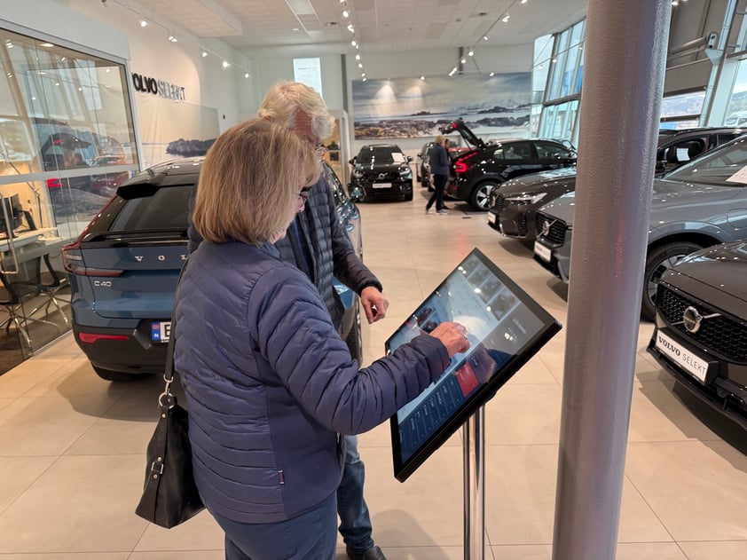 Kundene bruker skjermen fra Short Shift på egenhånd
